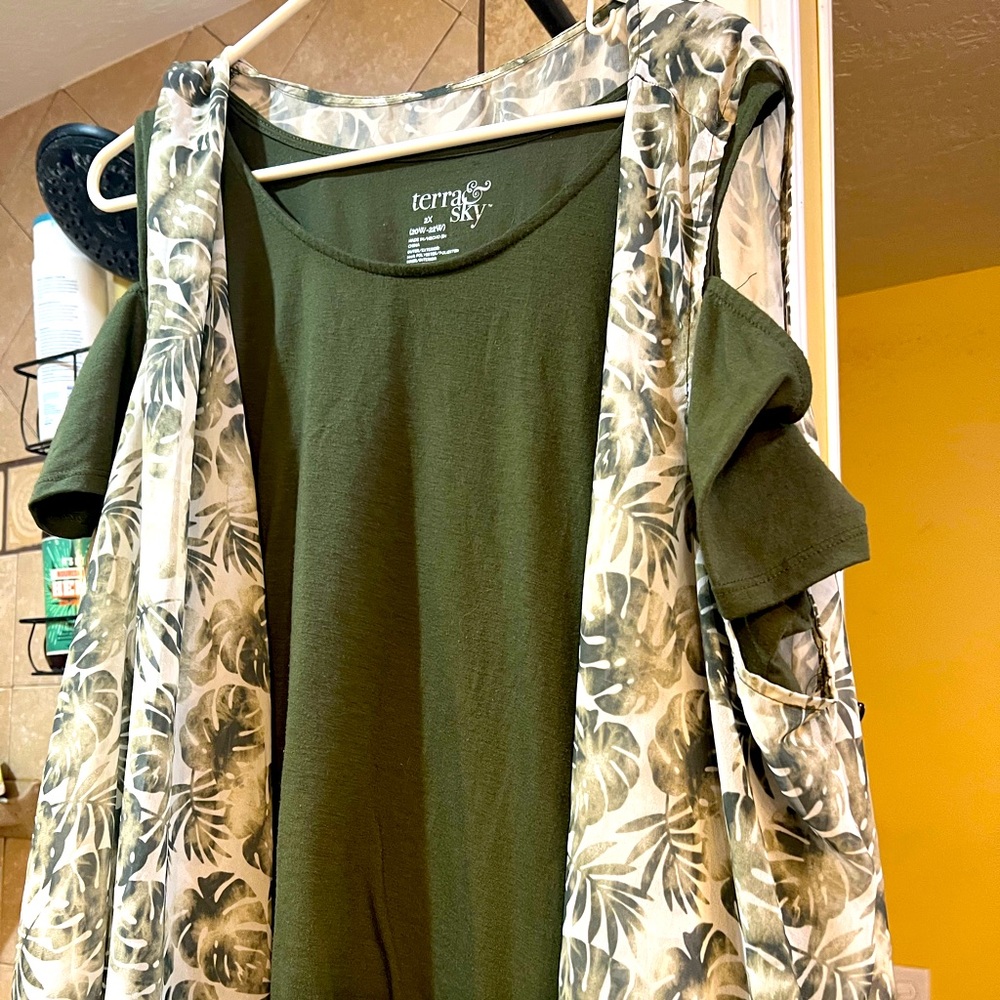 Terra & Sky 2X cold shoulder T w/kimono